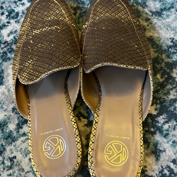 Brocade gold slippers - Picture 2 of 2